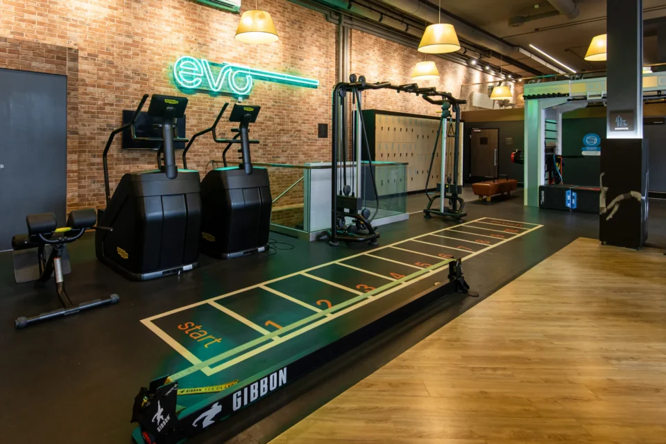 evo fitness basel gundeli functional training zone brickwall logo